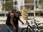 Kirsten og Kresten kigger p el-cykler. Skulptur der hedder Spiral fra 2007 i baggrunden.