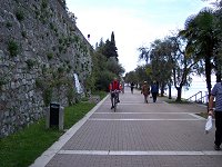 Strandpromenaden p vej til Garda