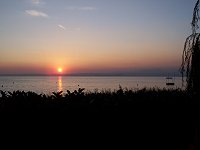 Solnedgang set fra strandrestauranten uden for Camping Serenella