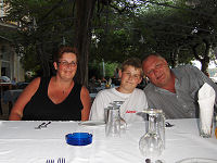 Camilla, Kristoffer og Kristian p restauranten p Dassia Beach Hotel
