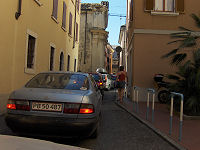 Vi kommer langsomt frem i gaderne i Desenzano i hb om at finde en parkeringsplads