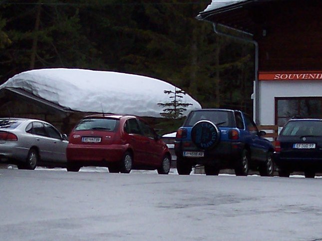 Et tykt lag sne p et lille hus ved souvenirbutikken ved siden af Restaurant Zugspitzblick.