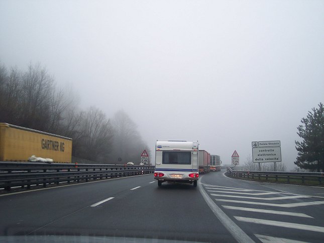 Lave skyer da vi krer i hjderne p vej mod Firenze. Kirsten og Johns campingvogn forrest i billedet.
