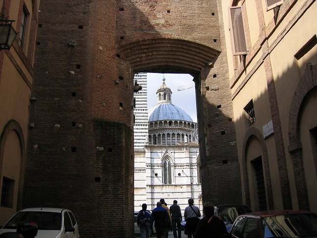 Domkirken, Siena - set gennem en port.