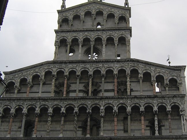 Domkirken i Lucca. Bemrk de forskellige sjler.