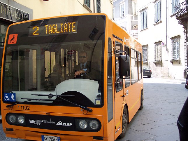 Lille bus i Lucca