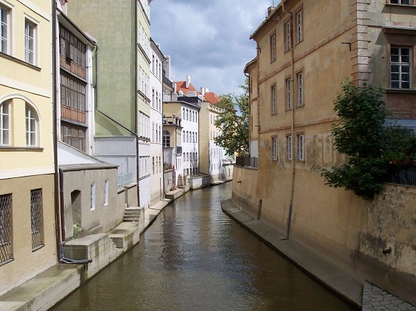 Kanal i Prag - tt ved Karlsbroen - Maj 2004