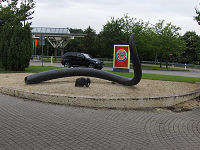 Skulptur af mammut og stdtand fra mammut - og et skilt fra Burger King...