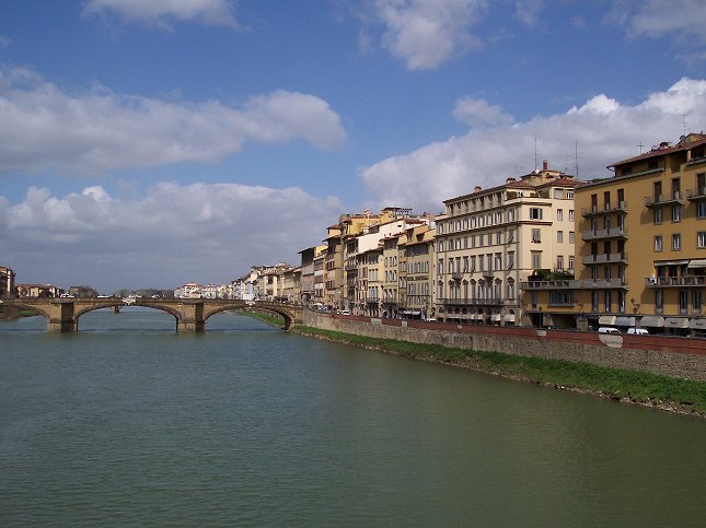 Udsigt fra broen 'Ponte Vecchio' i Firenze.
