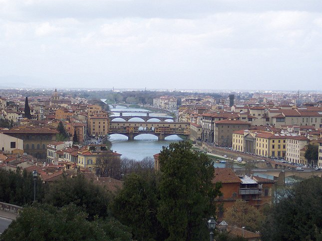 Firenze med broen 'Ponte Vecchio' midt i billedet.