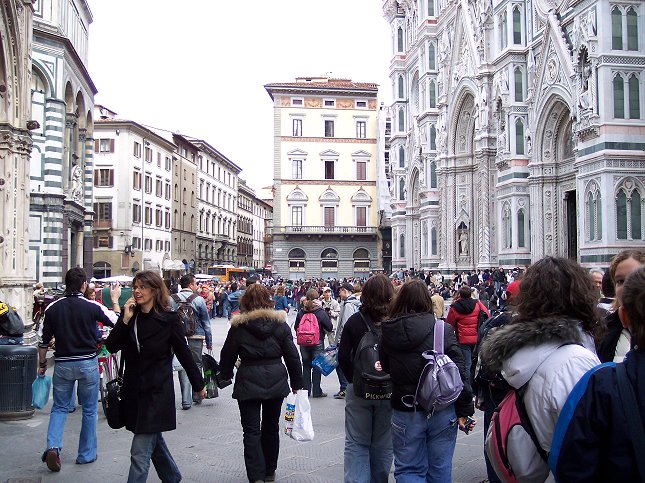 Masser af mennesker ved Domkirken i Firenze.