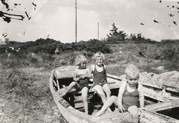 3 sskende; Susanne, Rita og en sd lille John p stranden sommeren 1959